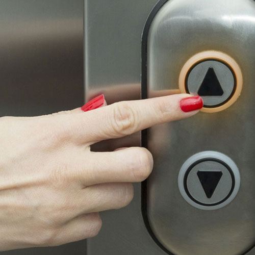 Moderne Aufzüge an alter Fass...