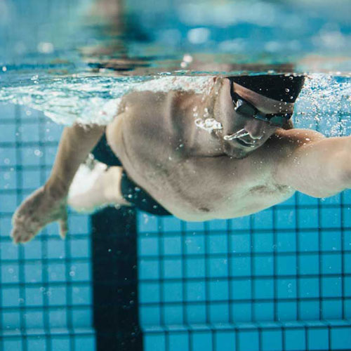 Mehrmals die Woche Schwimmbad...